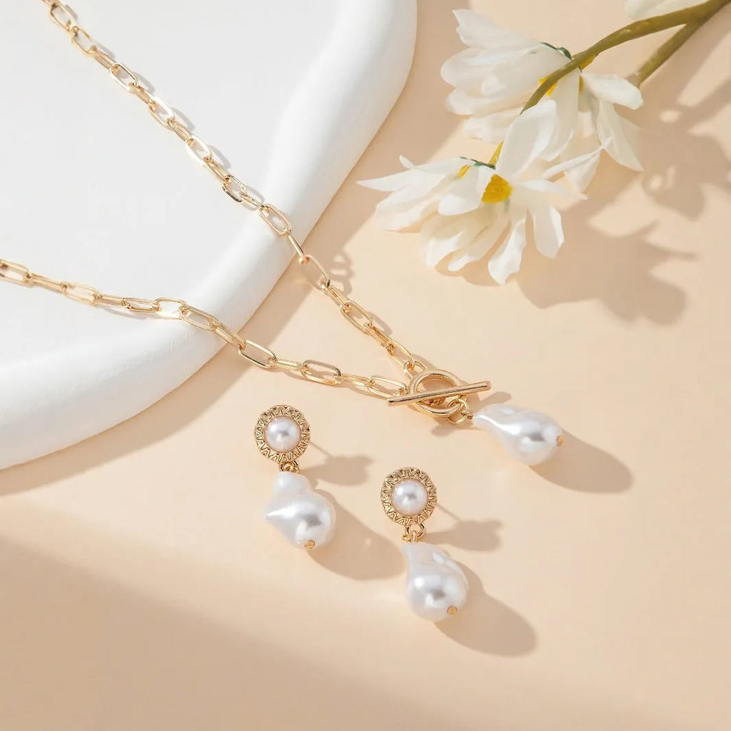 Gold-tone baroque pearl necklace and earrings 2-piece jewellery set for women