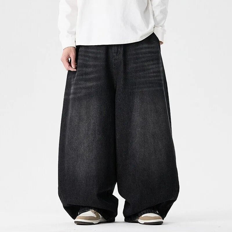 Men's plus size wide leg casual jeans in straight cut baggy trousers style