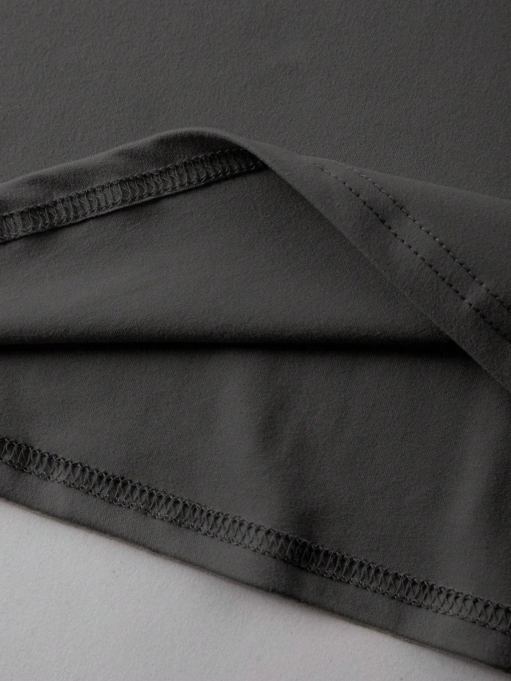 Loose-fit short-sleeve cotton T-shirt in various colours on a size chart background.