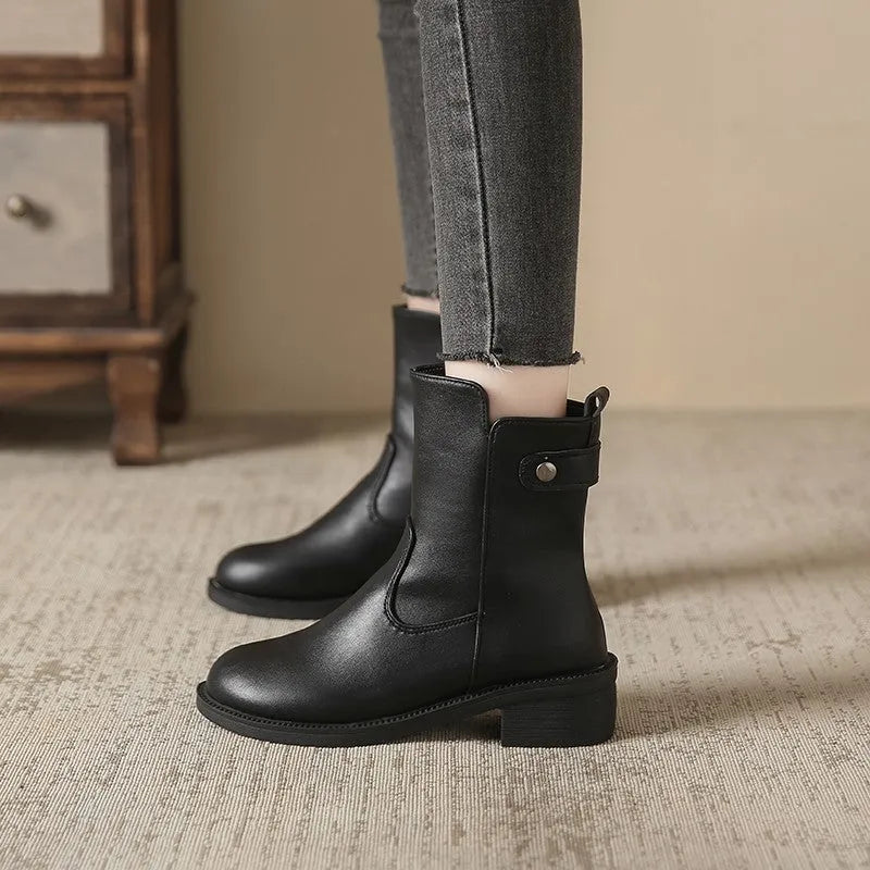 Black women's ankle boots with side zipper and low heel on round toe
