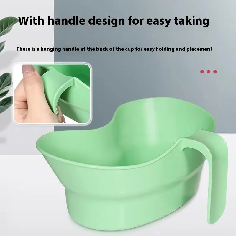 Green plastic elderly gargle cup for bedridden patient oral care