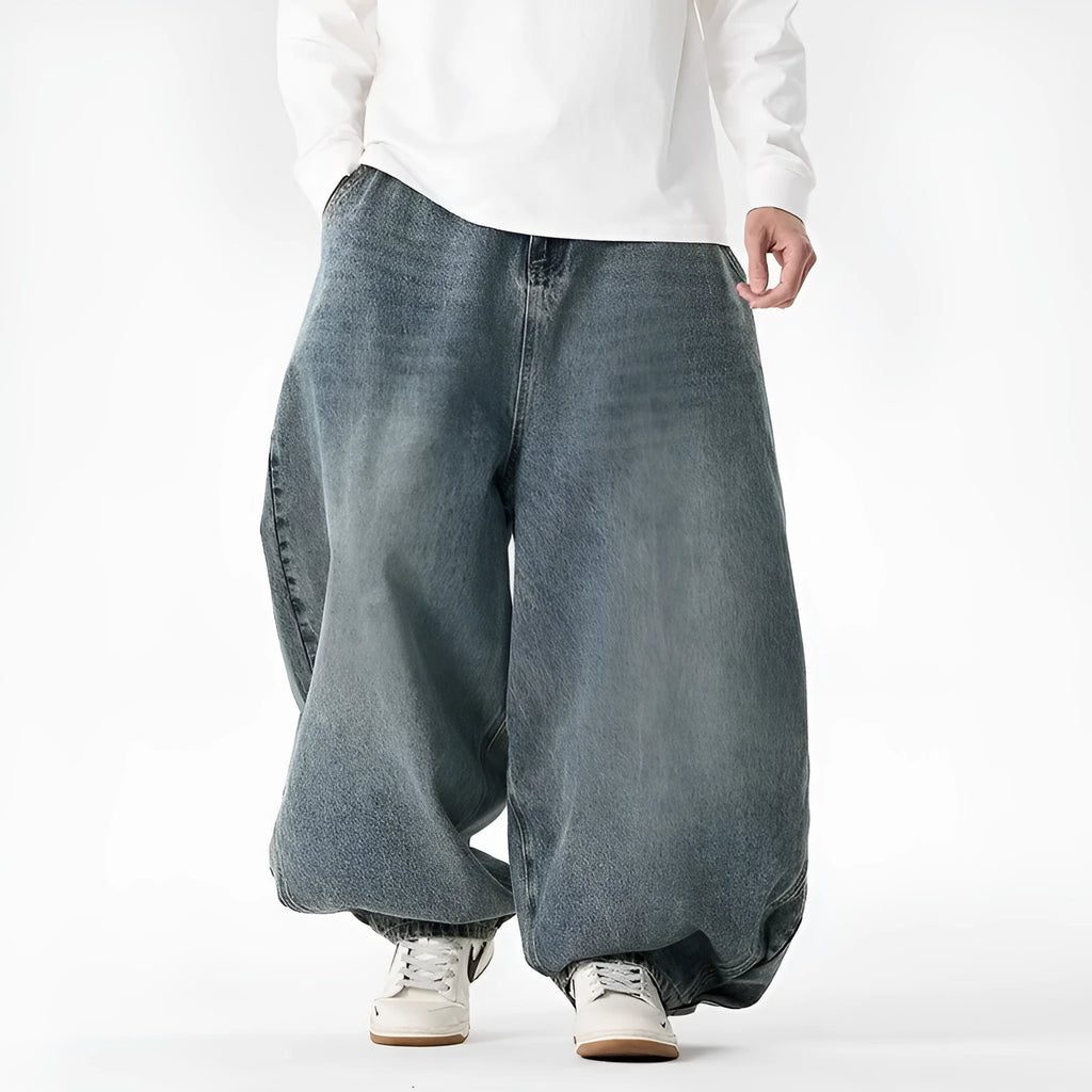 Men's plus size wide leg casual jeans in straight cut baggy trousers style