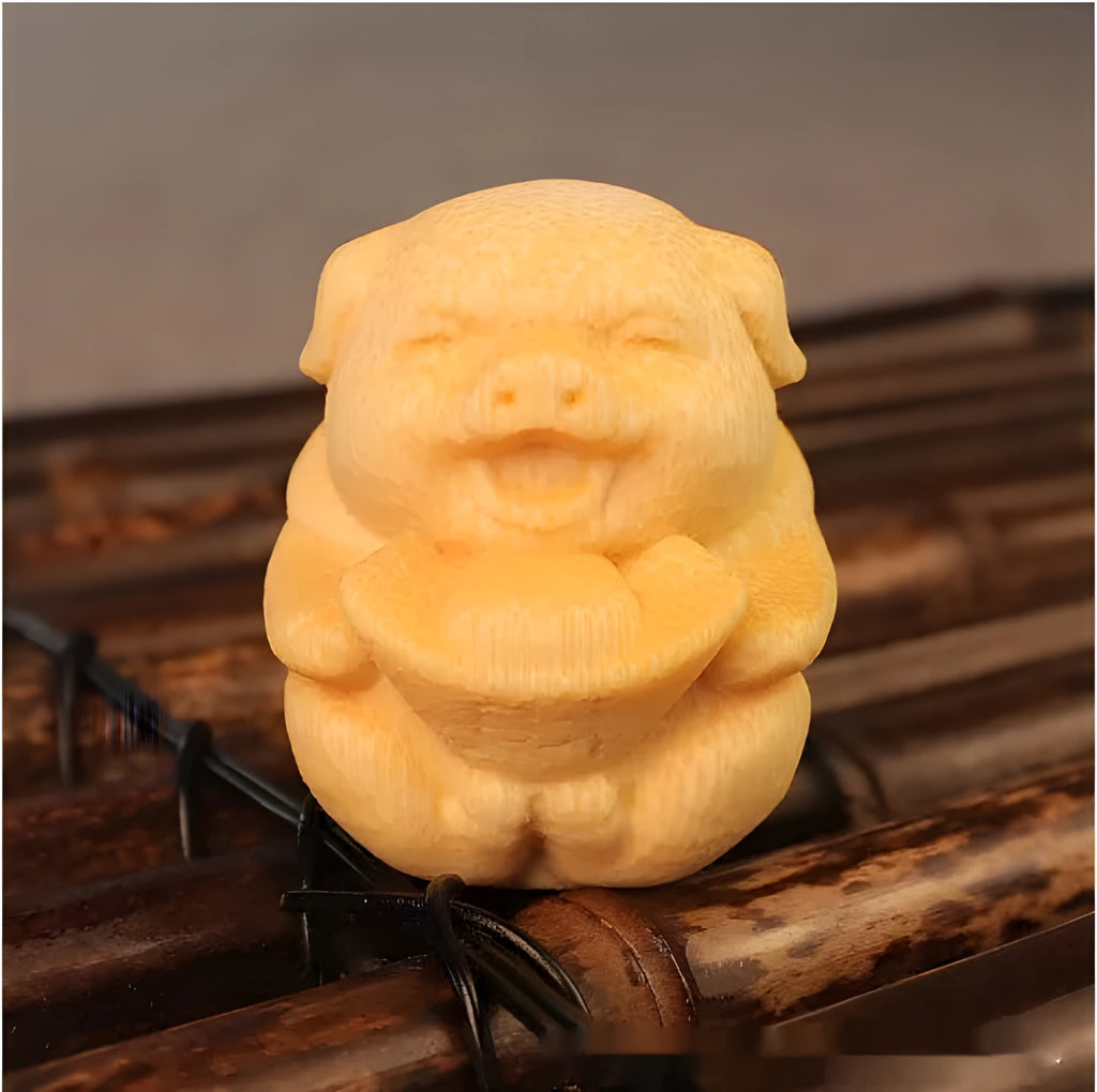 Solid bamboo Fulu pig carving ornament measuring 4cm tall with 3.5cm diameter