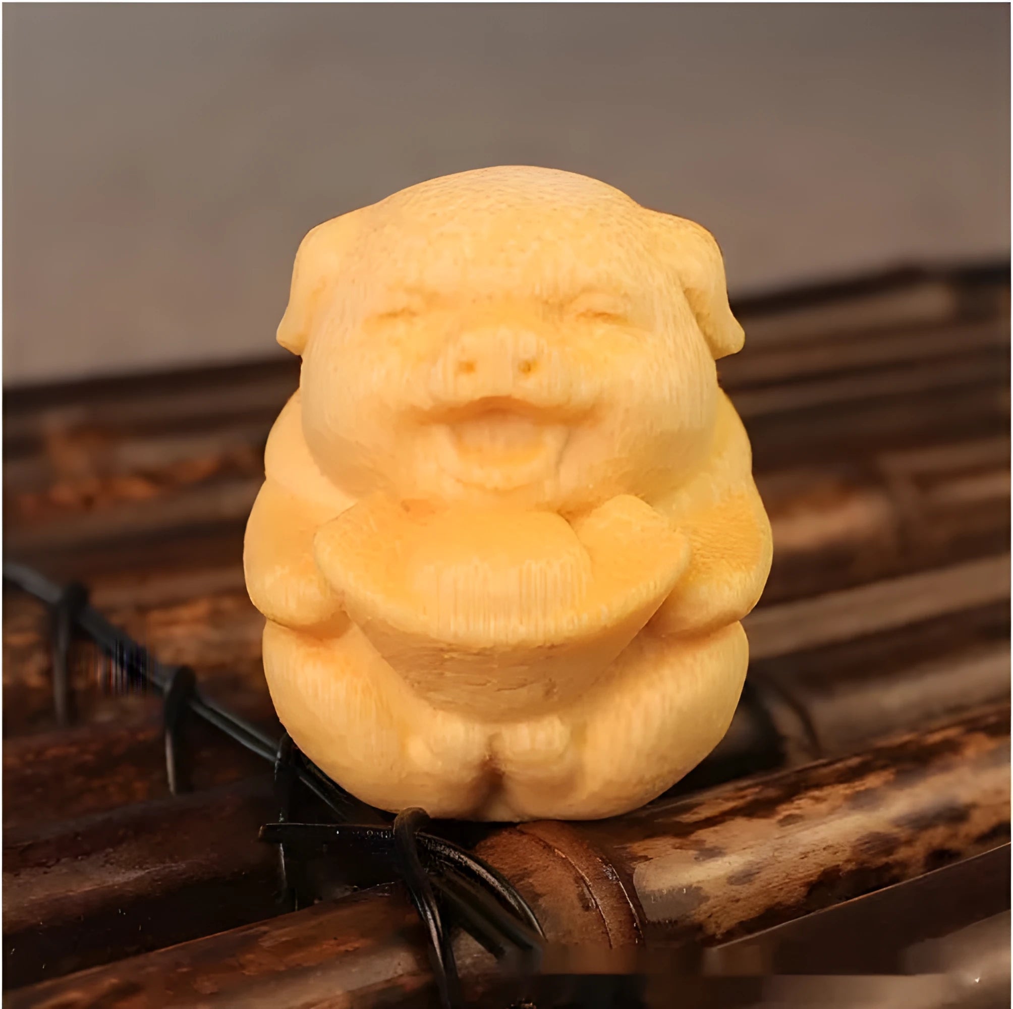 Solid bamboo Fulu pig carving ornament measuring 4cm tall with 3.5cm diameter