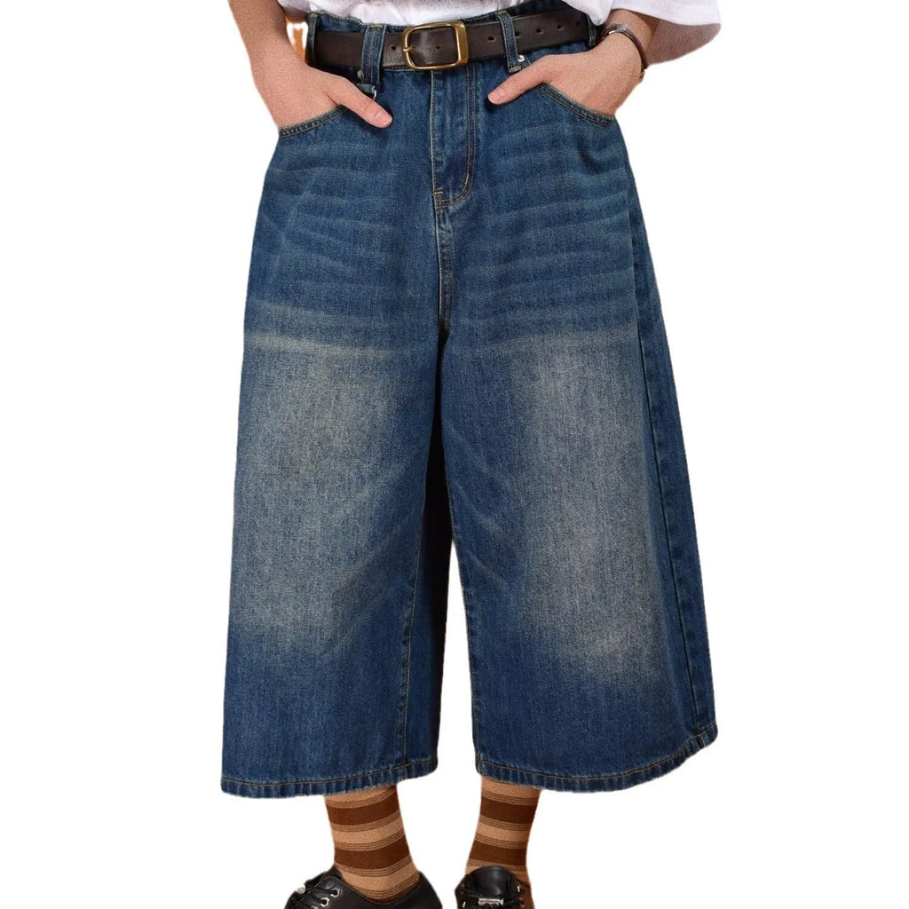 Man wearing loose straight-cut blue jeans shorts made from Trueran denim fabric.