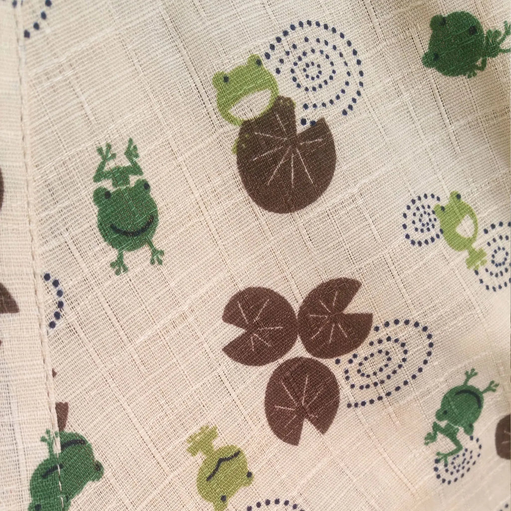 Children's pure cotton flat yukata in beige frog pattern, short sleeves, size 110cm on display