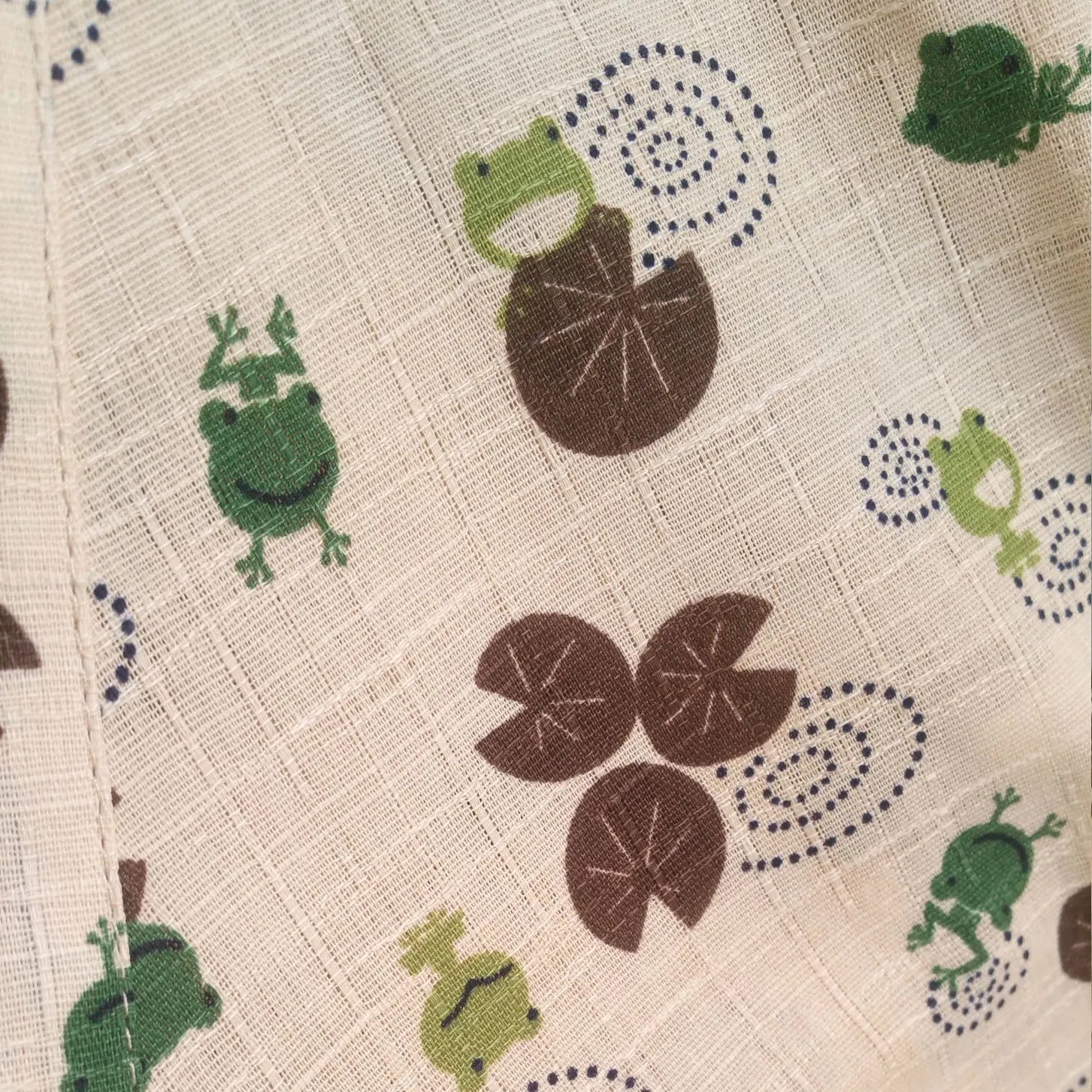 Children's pure cotton flat yukata in beige frog pattern, short sleeves, size 110cm on display