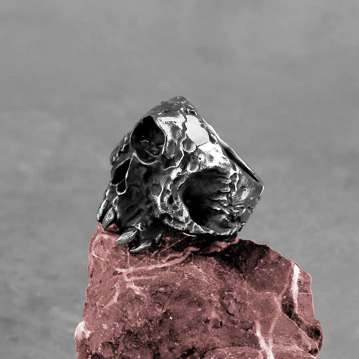 Silver alloy skull ring with one-eyed design in punk retro style for men and women