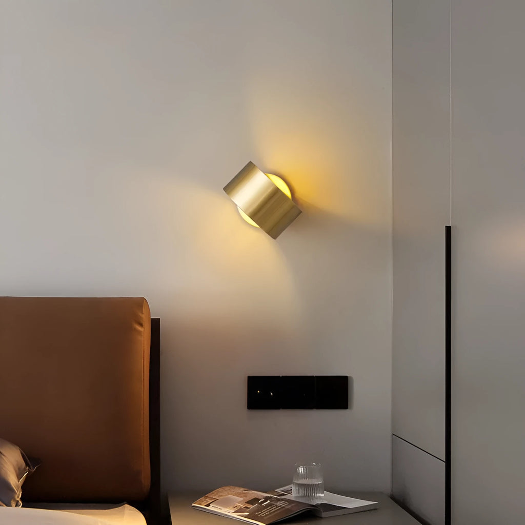 Modern minimalist wall lamp with a copper finish in black or gold colour options.
