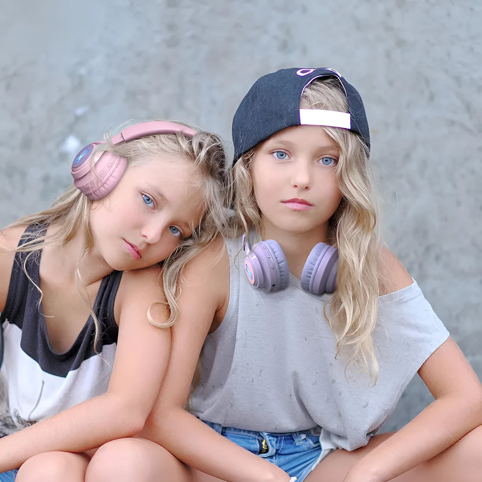 Wireless RGB children's headphones with light-up bunny ears in pink or purple colour