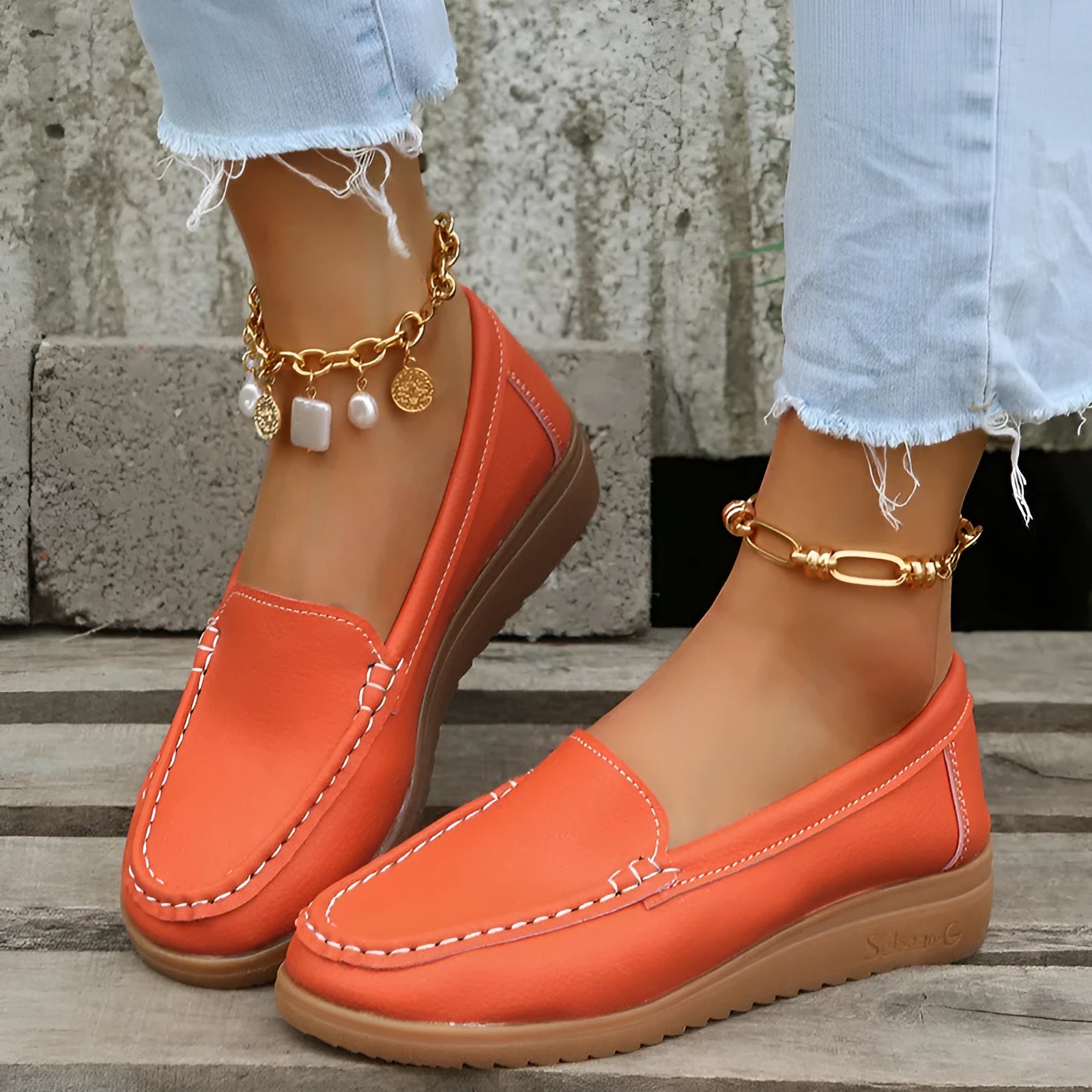 Women's PU leather laofers flat shoes with round toe and car suture detail.