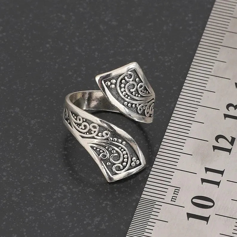 Silver-coloured retro minimalist women's ring with adjustable opening on alloy band