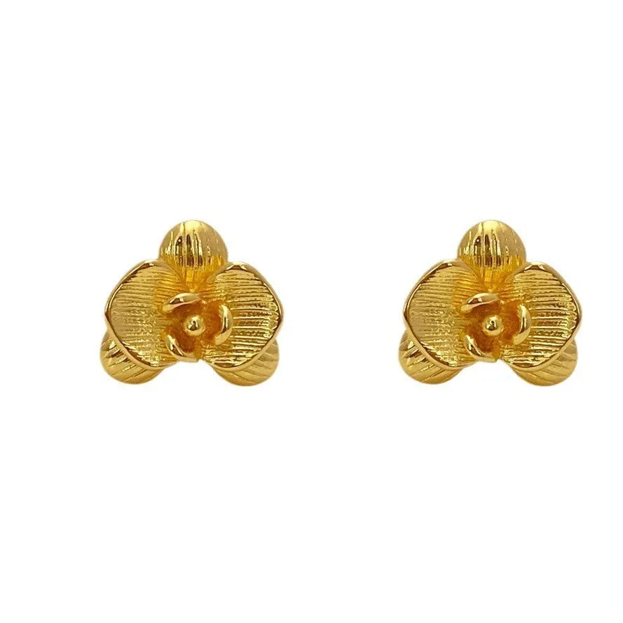 Women's retro flower fashion earrings in gold or silver colour with petal design