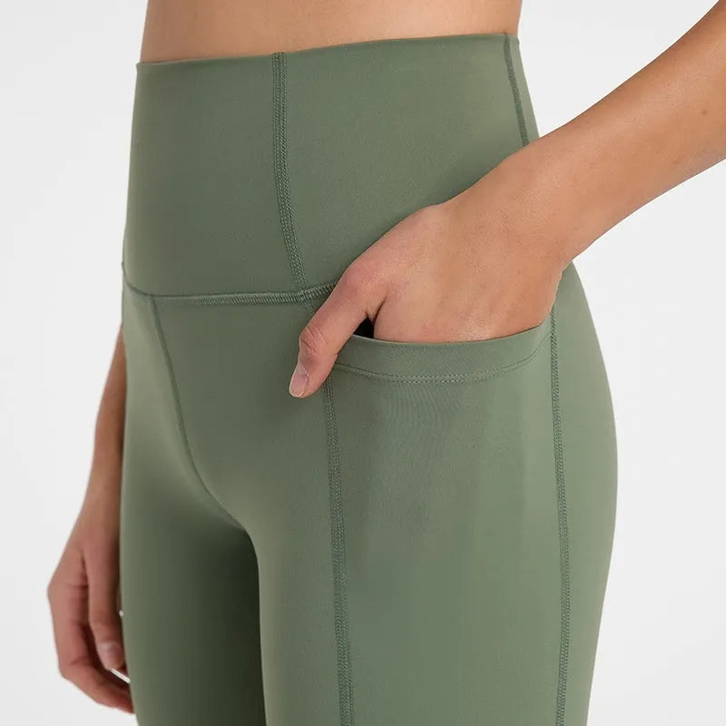 Women's tight-fitting mid-length sports shorts in a cotton blend fabric for running and fitness.