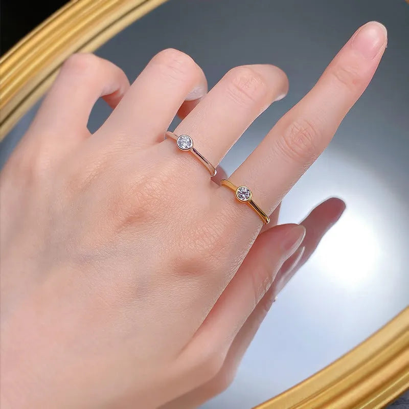 Minimalist silver crown ring with linear design in R962 gold or platinum electroplate finish.
