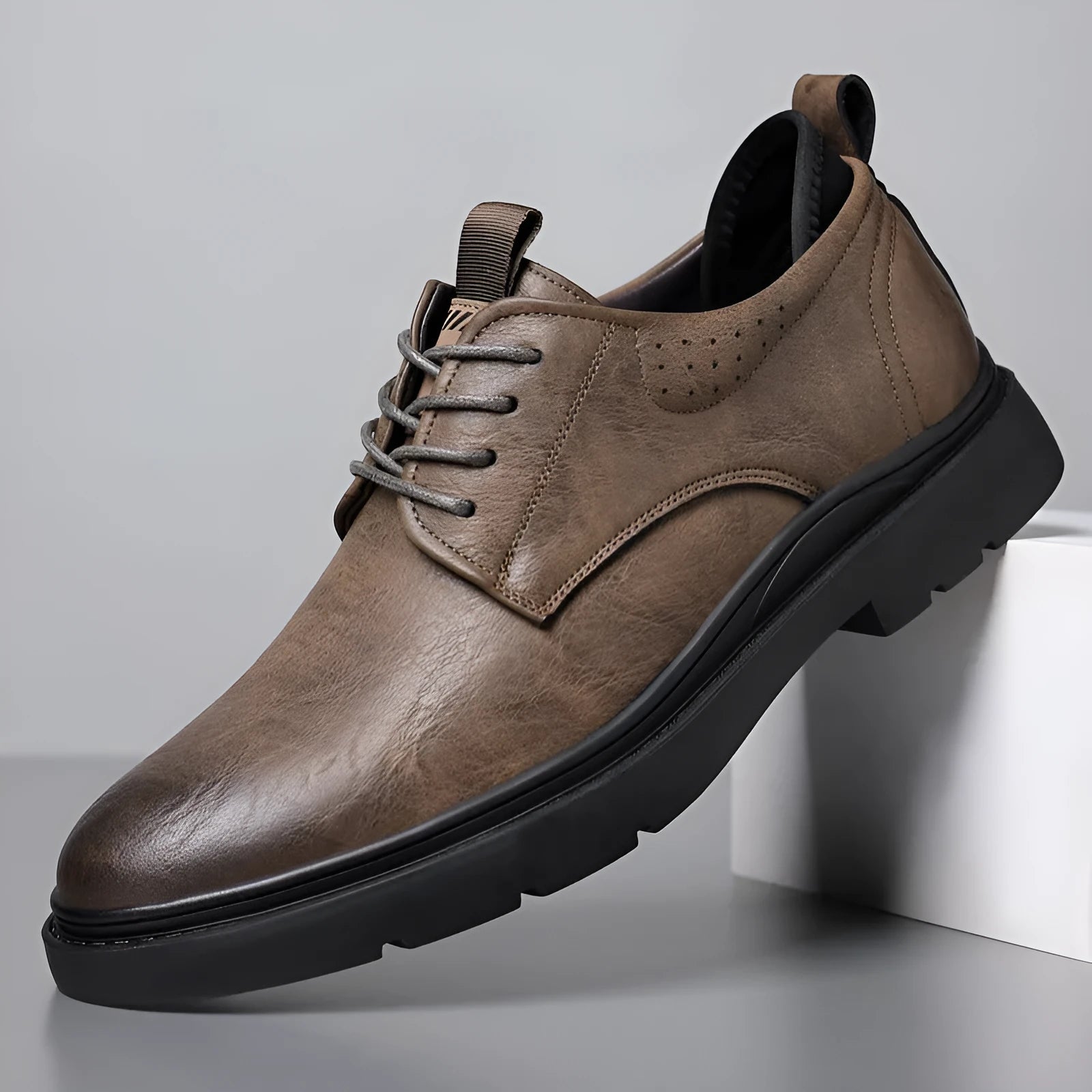 Men's black and brown two-layer cowhide business shoes with rubber soles and sewn detail