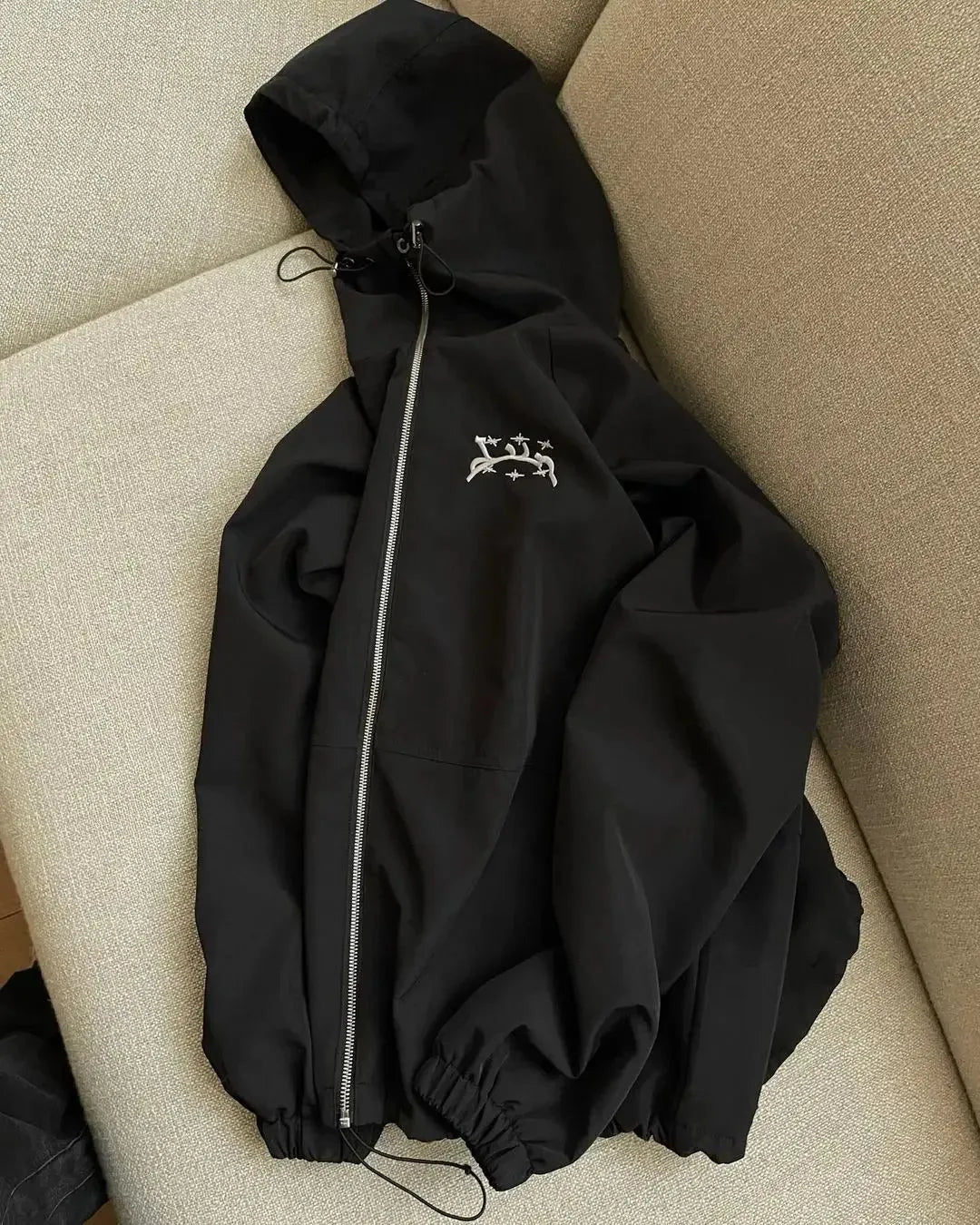 Men's grey British-style hooded sunscreen jacket with loose-fitting polyester construction