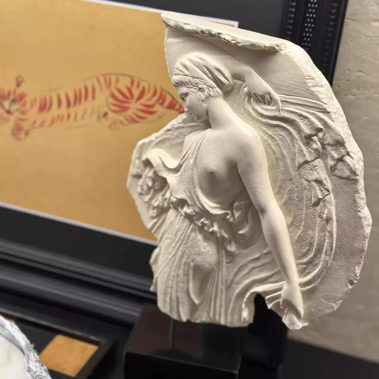 White wine goddess resin sculpture ornament with modern minimalist European style design
