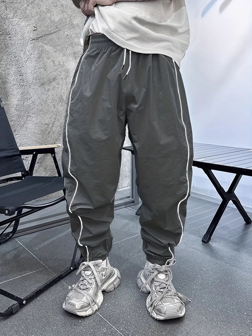 Men's loose fit cropped sports trousers in bamboo fibre, shown in blue colour.