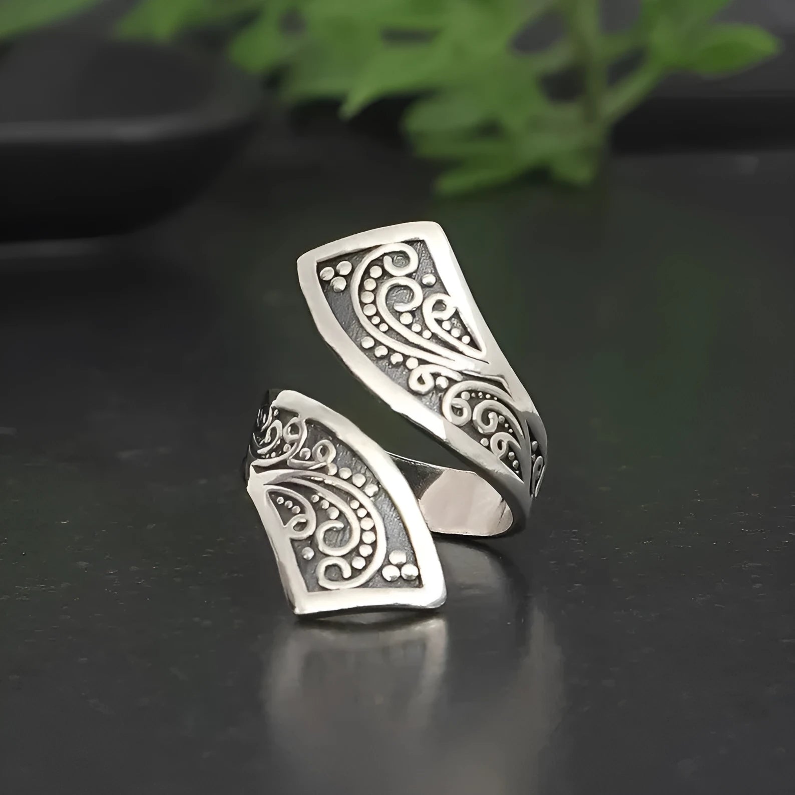 Silver-coloured retro minimalist women's ring with adjustable opening on alloy band